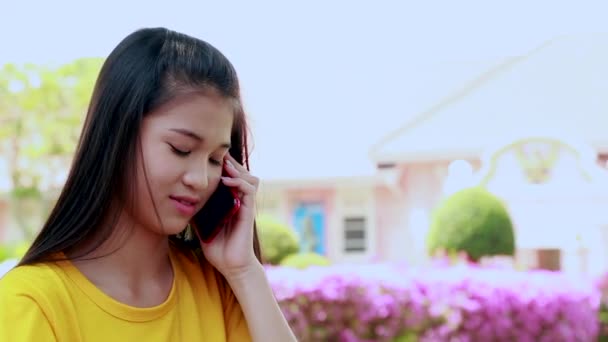 Porträtt Lycklig Ung Asiatisk Kvinna Pratar Mobilen — Stockvideo