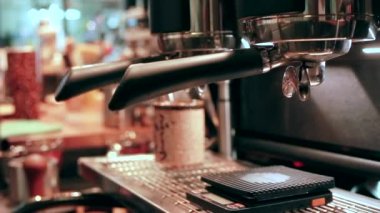 Kahve yapma makinesi iş başında. Barista iş tanımı