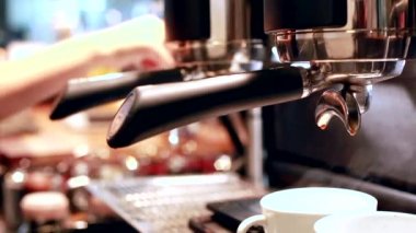 Kahve yapma makinesi iş başında. Barista iş tanımı
