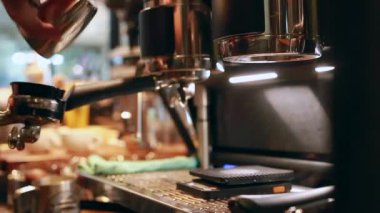 Kahve yapma makinesi iş başında. Barista iş tanımı