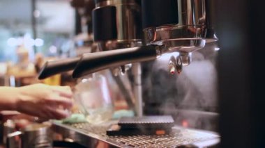 Kahve yapma makinesi iş başında. Barista iş tanımı