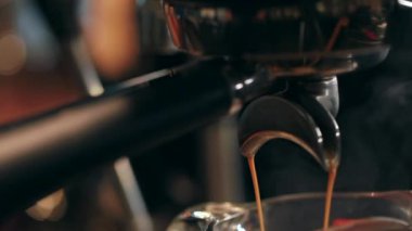 Kahve yapma makinesi iş başında. Barista iş tanımı