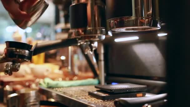 コーヒー製造機の動き バリスタジョブの説明 — ストック動画