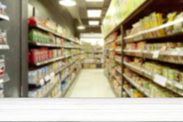 Tavolo vuoto in legno bianco supermercato sfocato per sfondo — Foto Stock