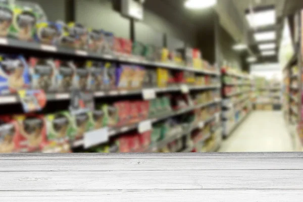 Üres fehér fa asztal szupermarket elmosódott a háttér — Stock Fotó