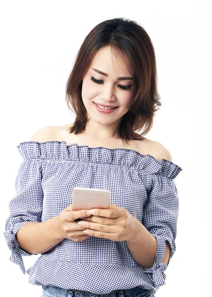 Mujer asiática usando teléfono móvil —  Fotos de Stock