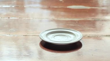 kadın el ahşap bir masada bir fincan Kahve tutan. Metin için sabah kahvesi Alanı.