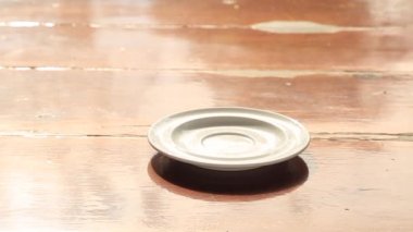 kadın el ahşap bir masada bir fincan Kahve tutan. Metin için sabah kahvesi Alanı.