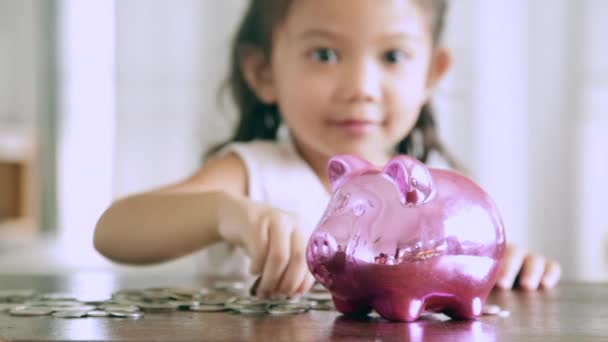 Menina Bonito Colocando Moedas Porquinho Banco Casa — Vídeo de Stock