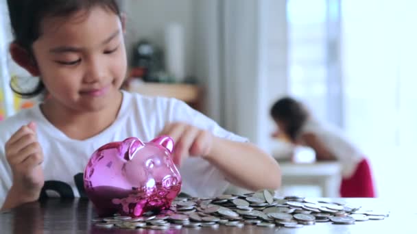 Linda Chica Poniendo Monedas Alcancía Casa — Vídeo de stock