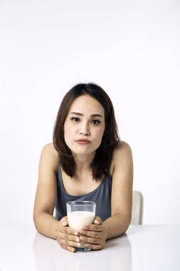 masada süt içen genç kadın