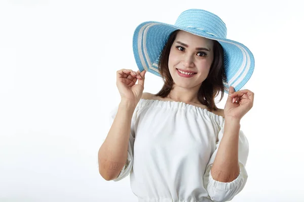 Aziatische vrouw dragen zomer stro hoed — Stockfoto