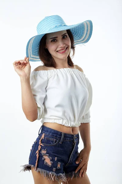Aziatische vrouw dragen zomer stro hoed — Stockfoto