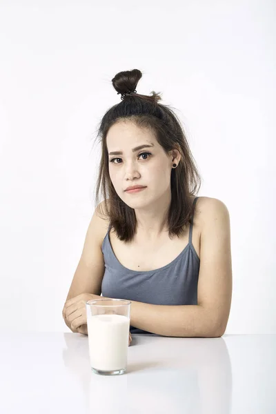 Jeune femme buvant du lait sur la table — Photo