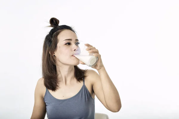 Jeune femme buvant du lait sur la table — Photo