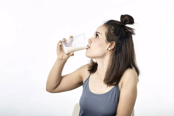 Jovem mulher bebendo leite na mesa — Fotografia de Stock