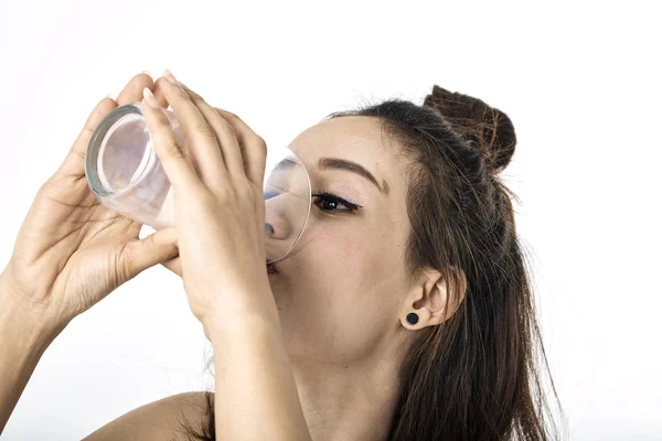 テーブルの上でミルクを飲む若い女性 — ストック写真