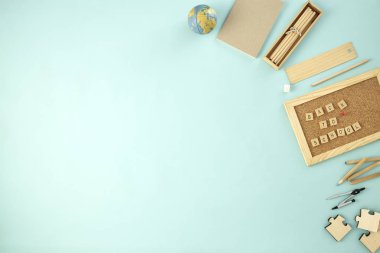 Geri okul malzemeleri kavramı mavi arka plan