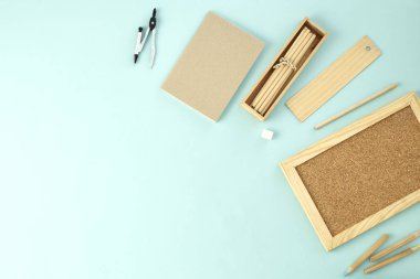 Geri okul malzemeleri kavramı mavi arka plan