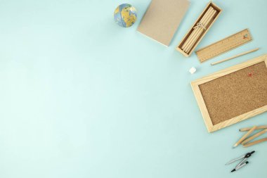 Geri okul malzemeleri kavramı mavi arka plan