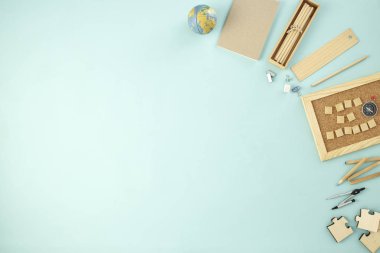 Geri okul malzemeleri kavramı mavi arka plan