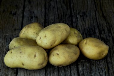 Eski ahşap masa taze patates