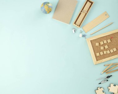 Geri okul malzemeleri kavramı mavi arka plan