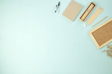 Geri okul malzemeleri kavramı mavi arka plan