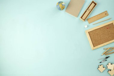 Geri okul malzemeleri kavramı mavi arka plan