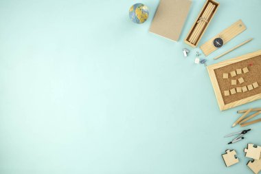 Geri okul malzemeleri kavramı mavi arka plan