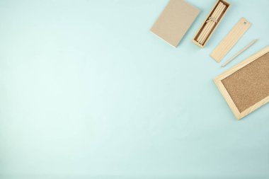 Geri okul malzemeleri kavramı mavi arka plan