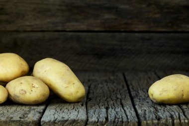 Eski ahşap masa taze patates