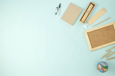 Geri okul malzemeleri kavramı mavi arka plan