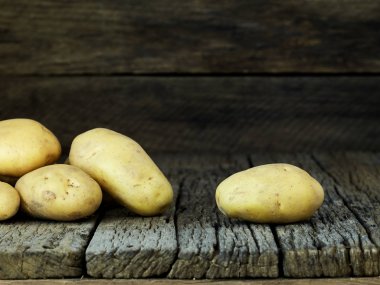 Eski ahşap masa taze patates