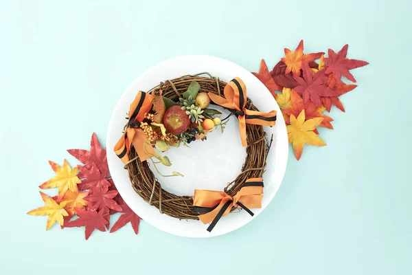 Prato com grinaldas e folhas de outono decorativo — Fotografia de Stock