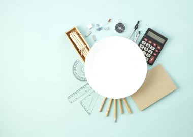 Boş beyaz çanak etrafında Okul malzemeleri