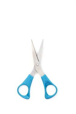 beyaz arka plan üzerinde makas keskin