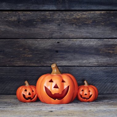 Cadılar Bayramı balkabağı feneri. Hile veya ahşap bir masada tedavi