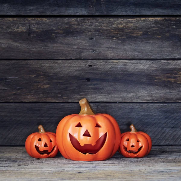 Cadılar Bayramı balkabağı feneri. Hile veya ahşap bir masada tedavi