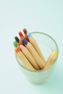 Pastel soluk mavi renkli kalemler