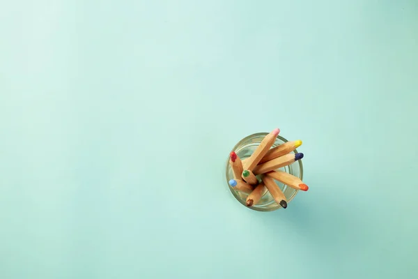 파스텔 페일 블루에 다채로운 연필 — 스톡 사진