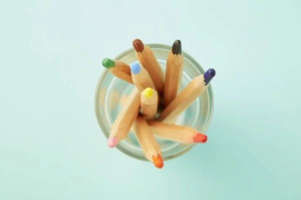 Lápices de colores sobre pastel azul pálido — Foto de Stock