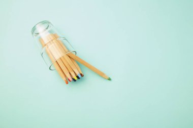 Pastel soluk mavi renkli kalemler