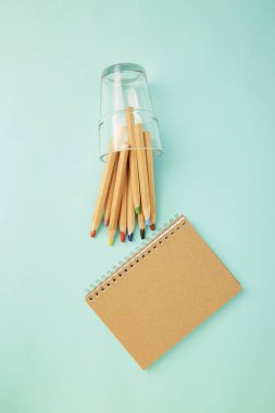 Camdaki pastel boya ile mavi bir defter