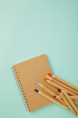 Pastel Boya Mavi bir dizüstü bilgisayar ile