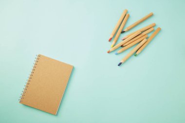 Pastel Boya Mavi bir dizüstü bilgisayar ile