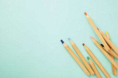 Pastel soluk mavi renkli kalemler