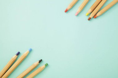 Pastel soluk mavi renkli kalemler