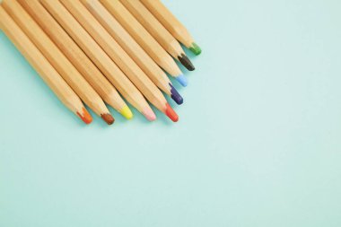 Pastel soluk mavi renkli kalemler