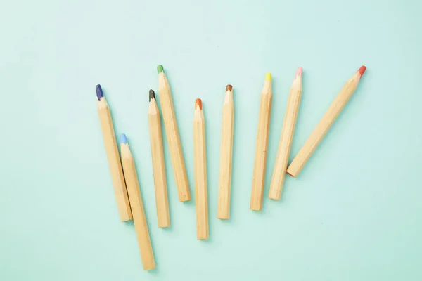 Lápices de colores sobre pastel azul pálido — Foto de Stock